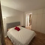 Spacious En-Suite Room By Champs Elysees